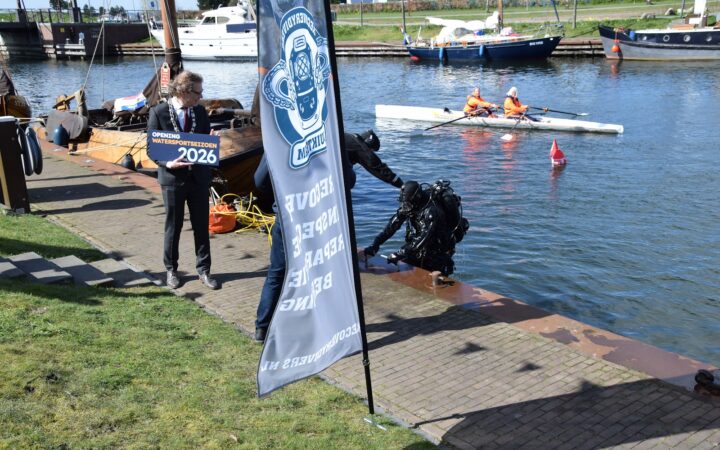 Het duikteam haalt het bord Opening watersportseizoen 2026 boven in de Stadshaven