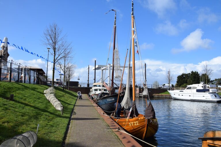 Traditioneel houten zeilschip aan de kade van de Stadshaven