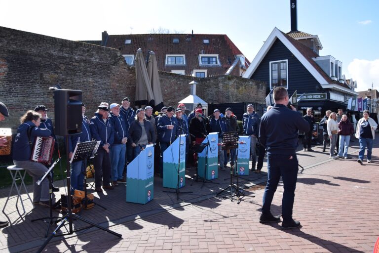Het shantykoor zingt aan de kade