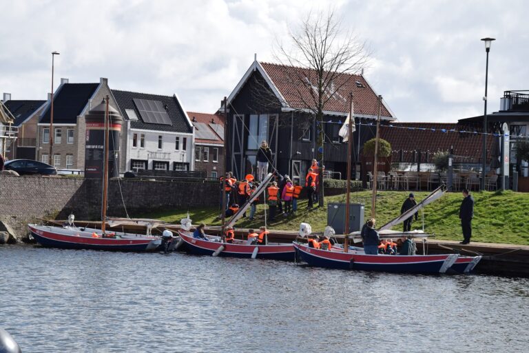 Waterscouting met roeiboten in de haven