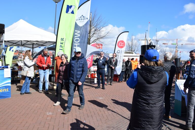 Bezoekers bij de stands van de partners