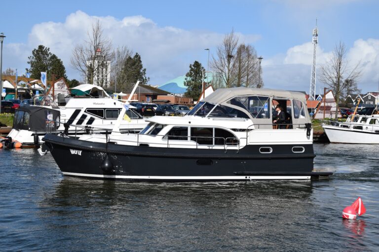 Motorjacht vaart door de Stadshaven