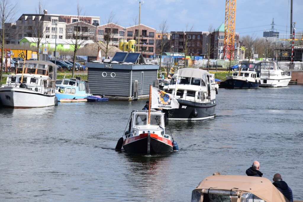 Vaarparade van boten in de Stadshaven