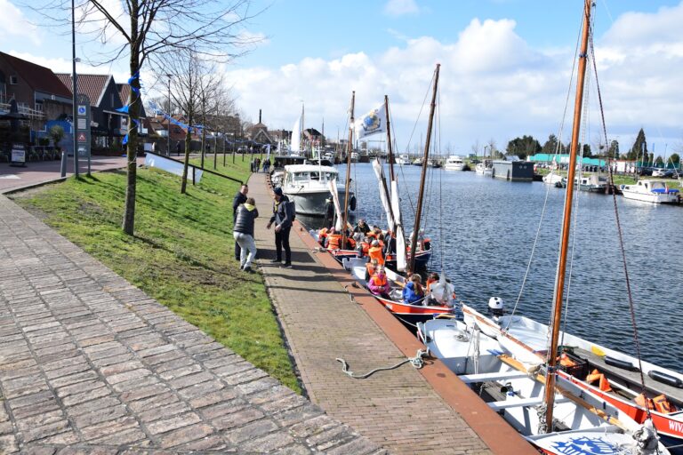 Scouting met bootjes aan de kade