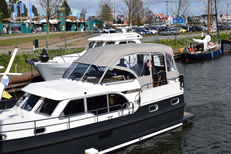 Motorjacht vaart langs de kade