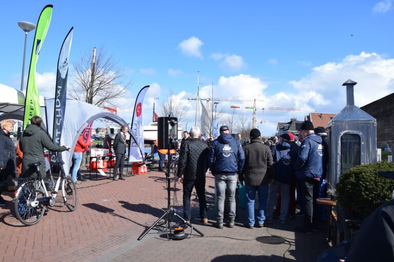 Publiek tussen de kramen aan de kade