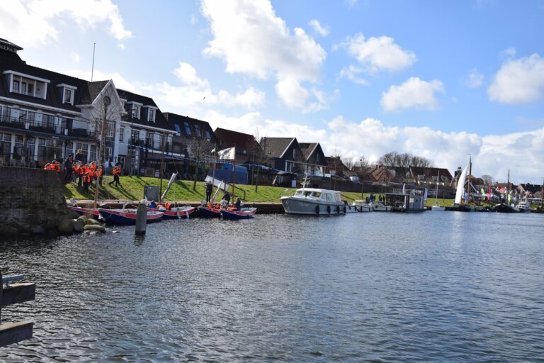 De Stadshaven met scoutingboten en historische huizen