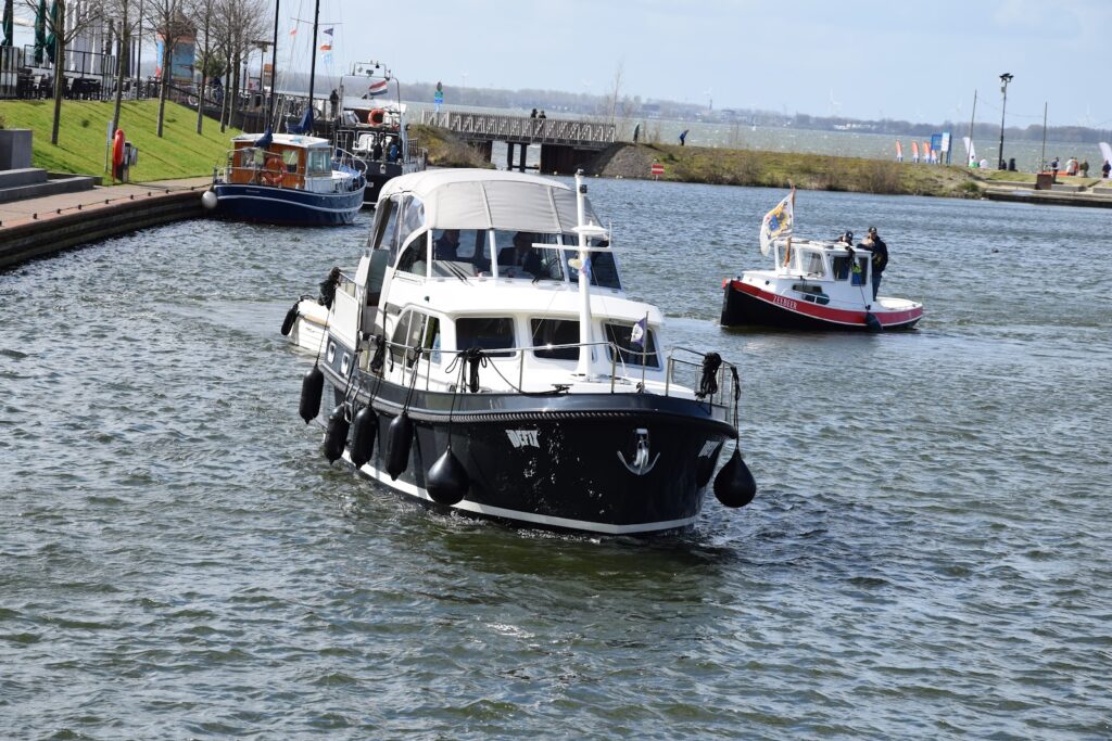 Motorjacht op het water bij de haven