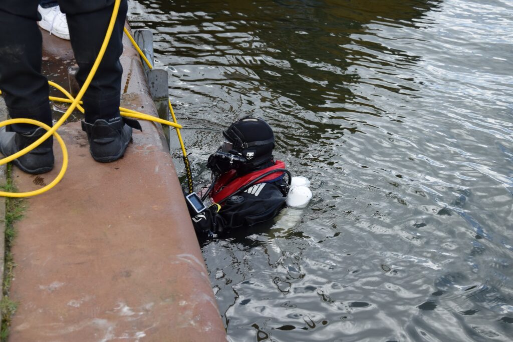 Een duiker van het duikteam gaat te water in de Stadshaven