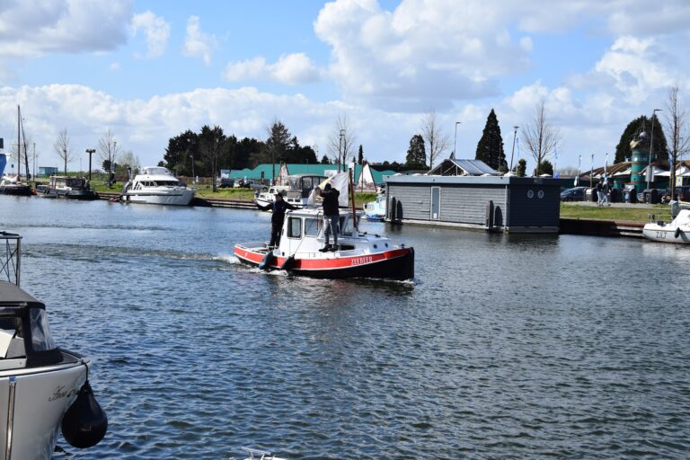 Klein sleepbootje vaart door de Stadshaven