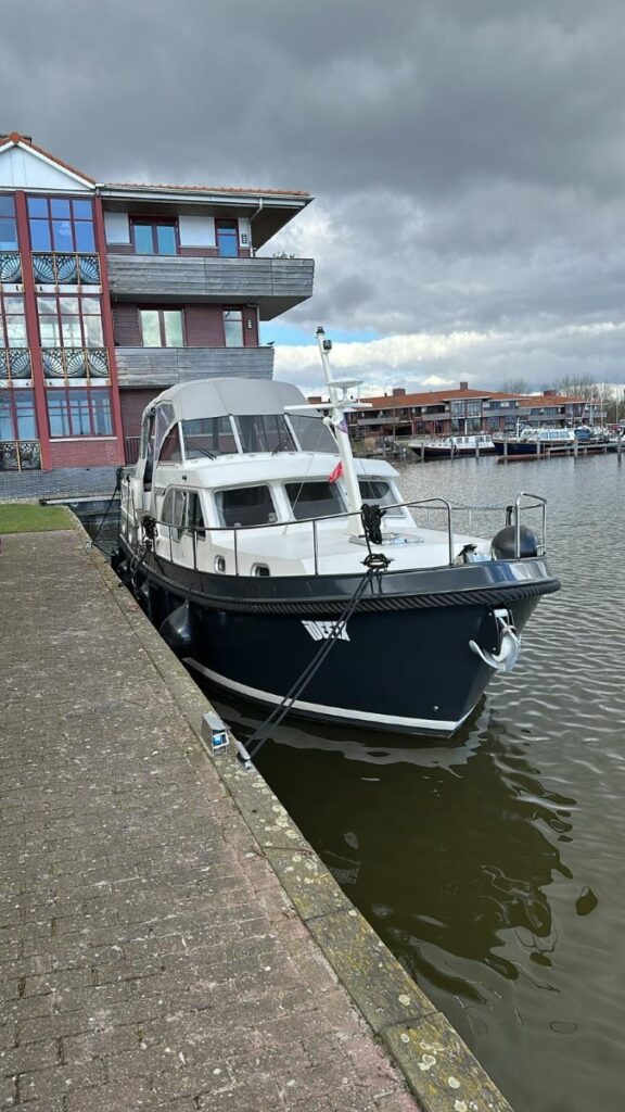 Linssen motorjacht van Yachtcharter BLY aan de kade