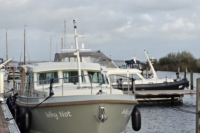 Motorjachten aan de steiger in de haven