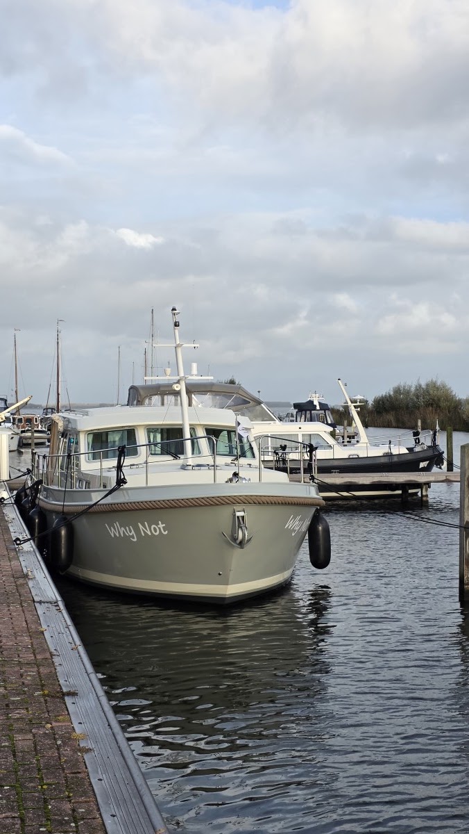 Motorjachten aan de steiger in de haven