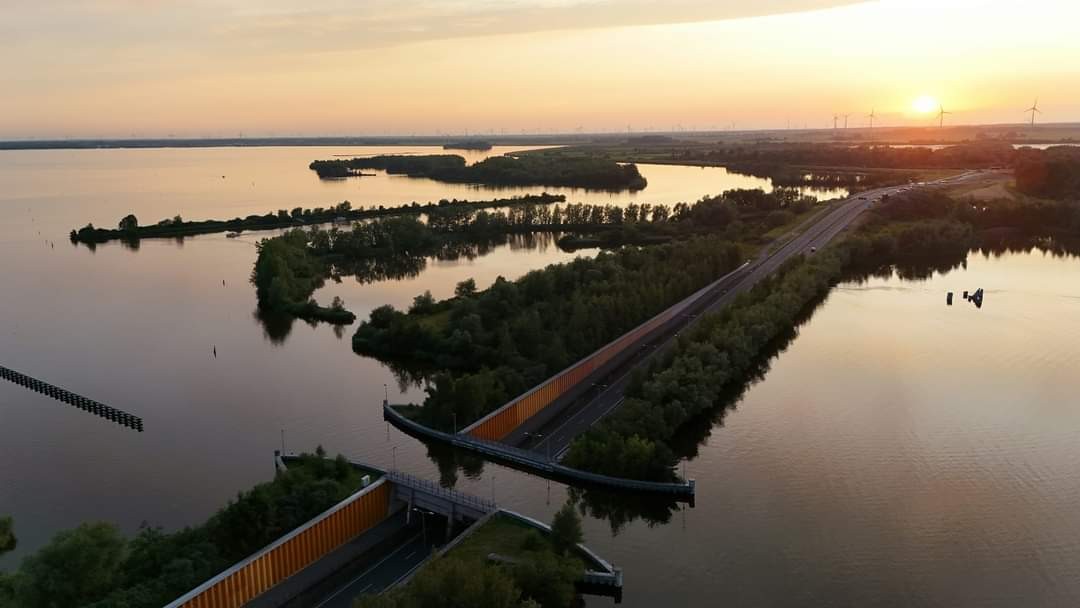 Het water van de Randmeren in avondlicht, van boven gezien