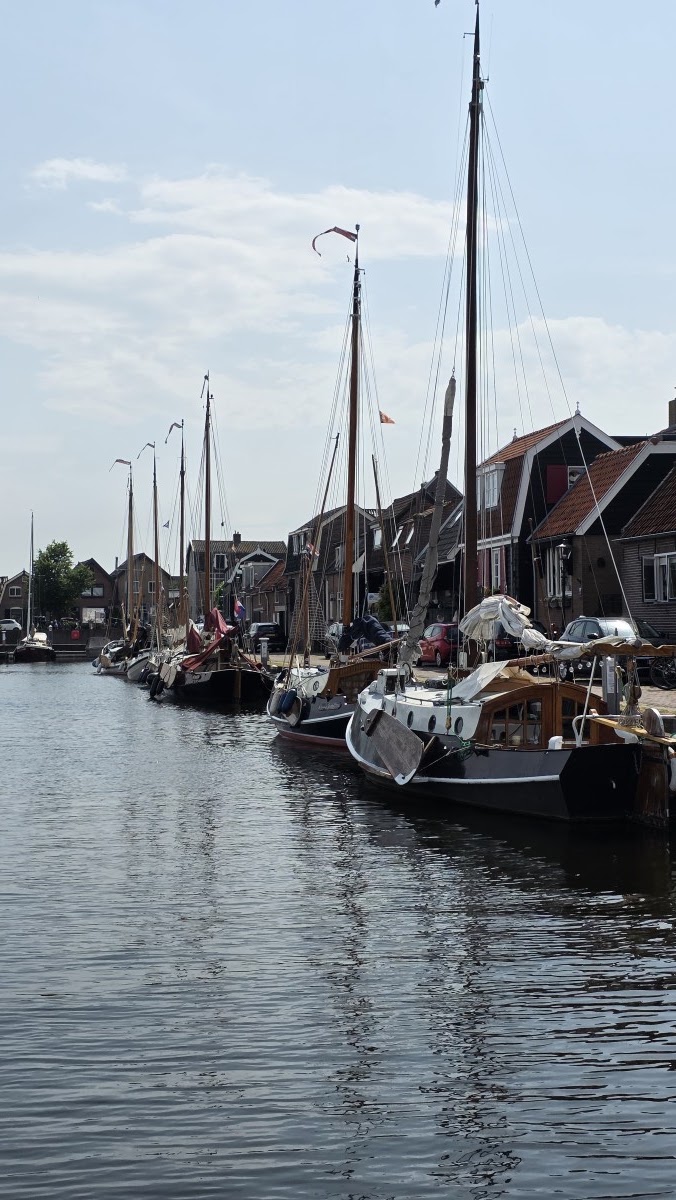Historische schepen aan de kade