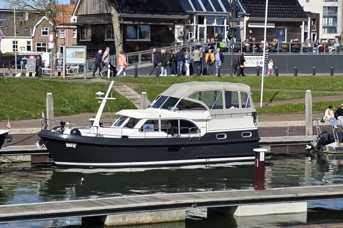 Terras en motorjacht aan het water
