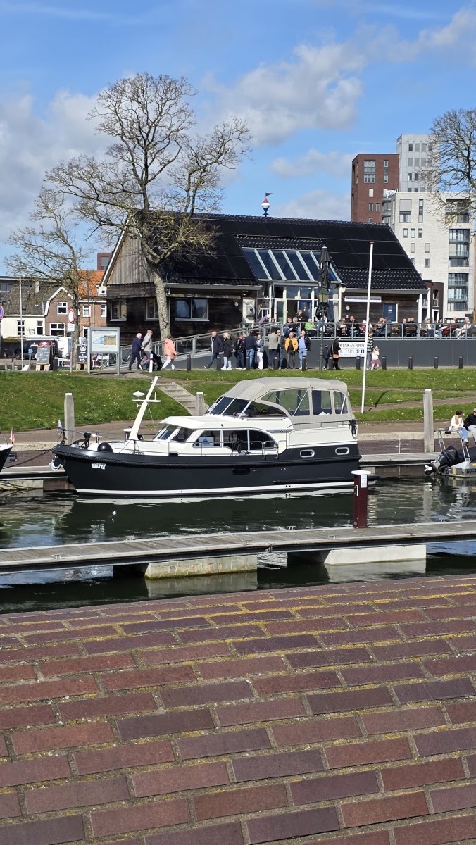 Terras en motorjacht aan het water