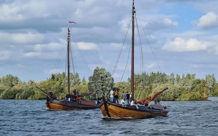 Traditionele zeilschepen op het water