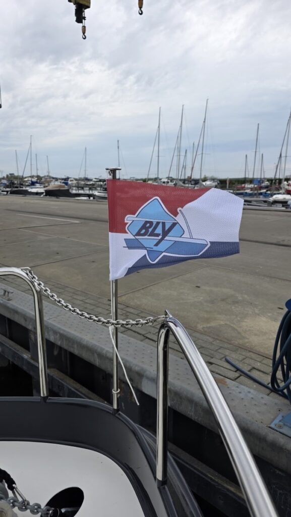 Vlag van Yachtcharter BLY in de haven
