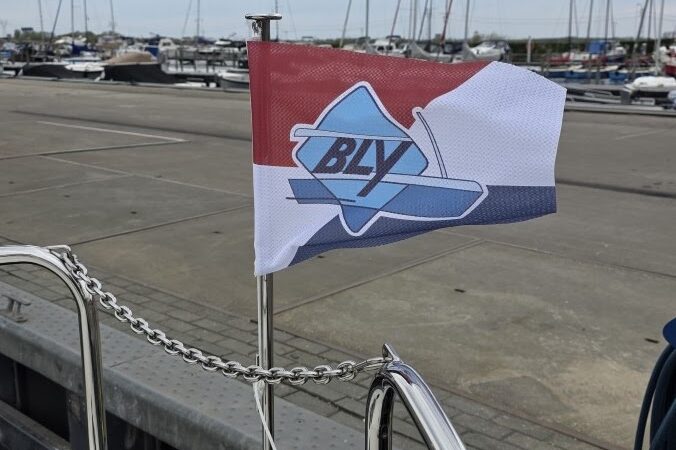 Vlag van Yachtcharter BLY in de haven