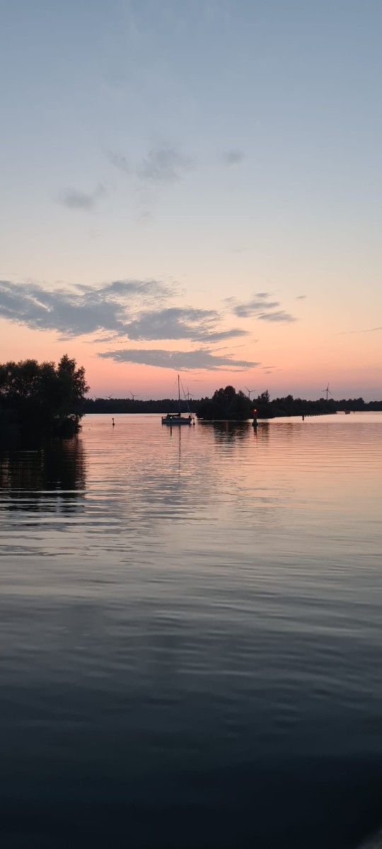 Zonsondergang boven het water